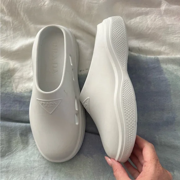 【送料&関税込】Prada Mellow Rubber Mules NIB PRADA Mellow Triangle Logo White Soft Rubber Mules Clogs